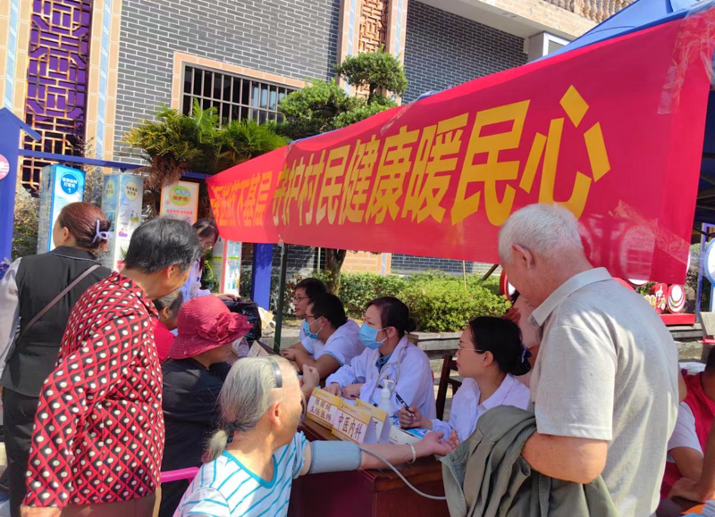 我院巾帼文明岗成员赴临桂区泗林村开展义诊活动
