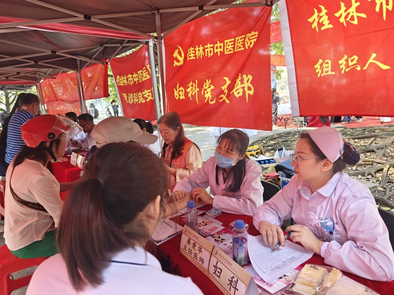 桂林市中医医院多个党支部联合开展“健康守护进社区 义诊维修暖人心”公益活动