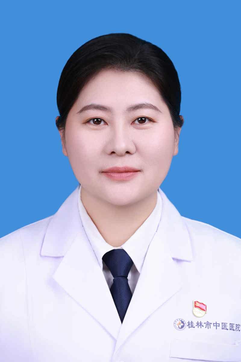 丘平 