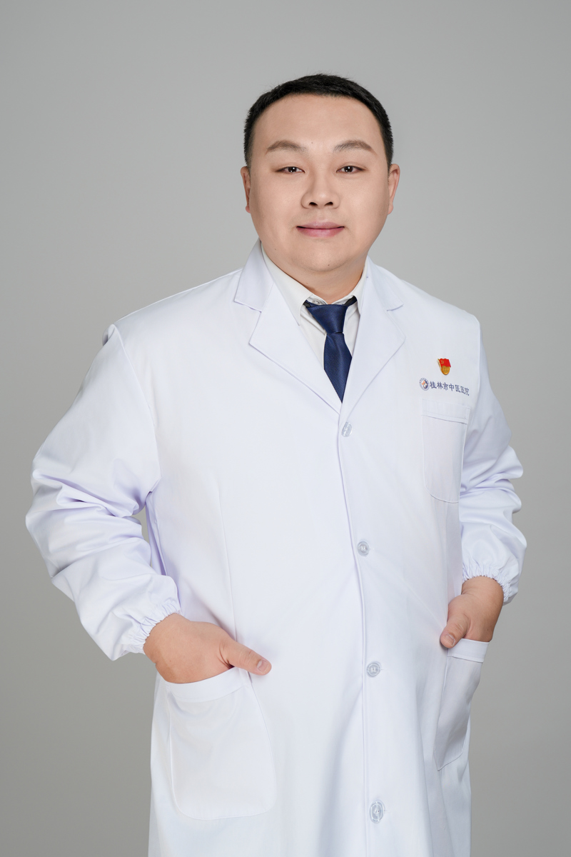 名医推荐|推拿科主任匡家毅:妙手理筋骨,仁心疗顽疾