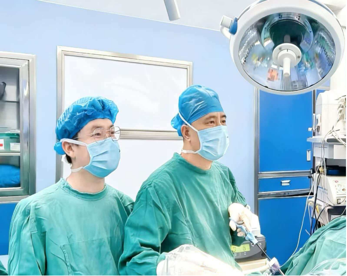 十年高血压竟因肾上腺长瘤!桂林市中医医院城中院区泌尿外科微创手术精准破解,一朝缓解!